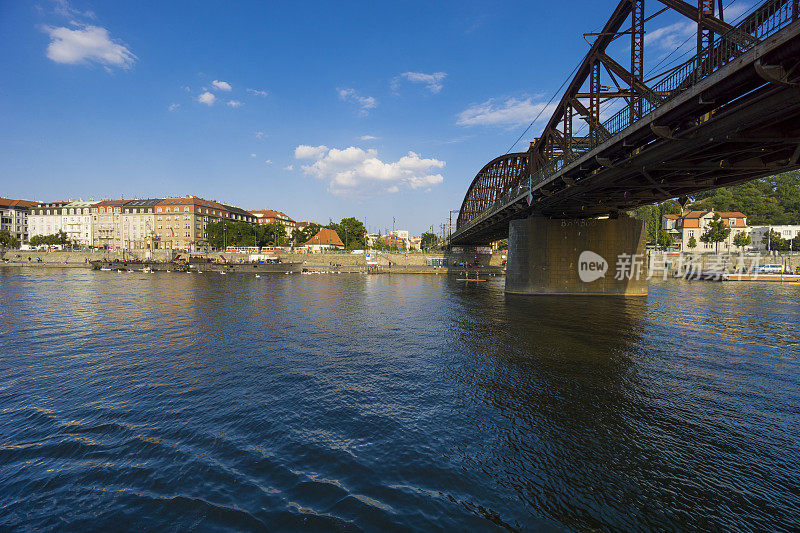 美丽的布拉格城市景观，在伏尔塔瓦河上可以看到Vyšehradský železniční most (Vyšehrad铁路桥)。